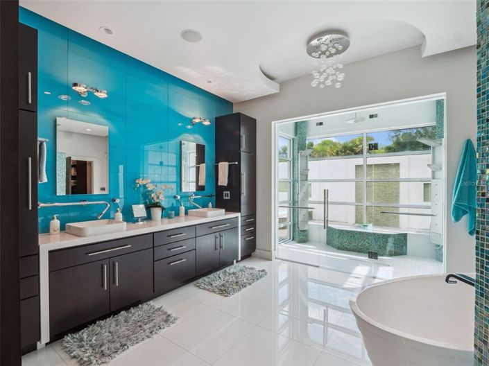 Image No.16-6 Bed Property for sale