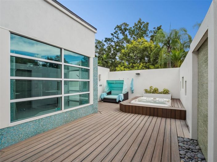 Image No.17-6 Bed Property for sale