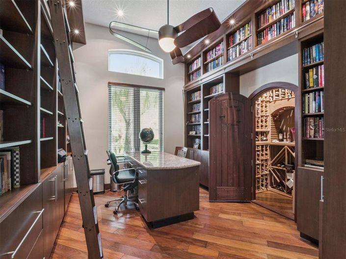 Image No.19-6 Bed Property for sale