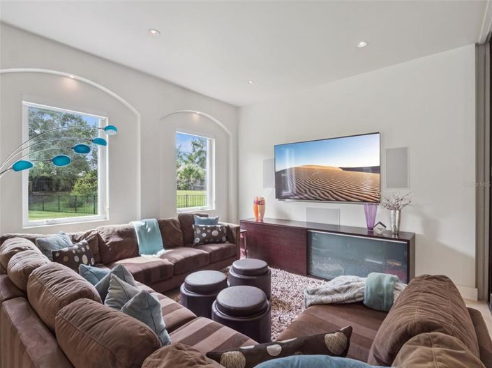 Image No.21-6 Bed Property for sale