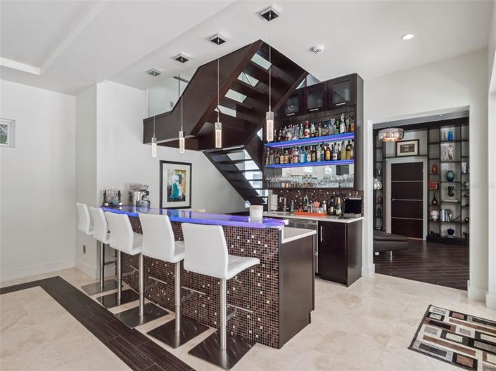 Image No.26-6 Bed Property for sale