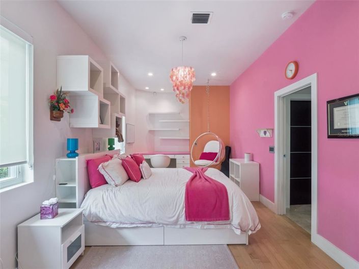 Image No.47-6 Bed Property for sale