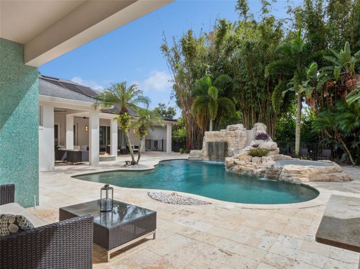 Image No.56-6 Bed Property for sale