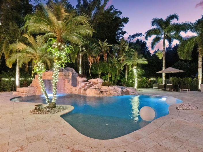 Image No.6-6 Bed Property for sale