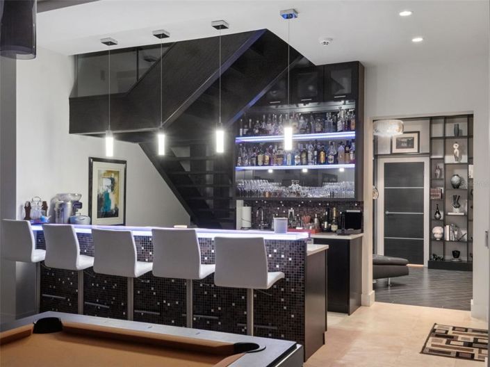 Image No.77-6 Bed Property for sale