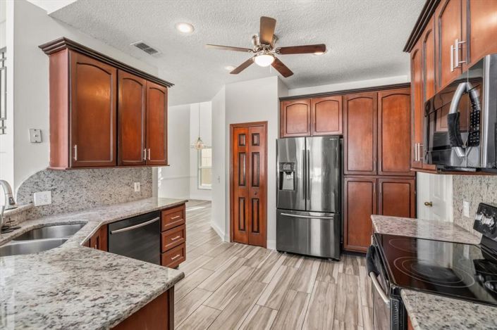 Image No.10-6 Bed Property for sale