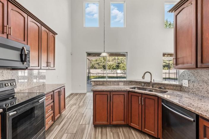 Image No.12-6 Bed Property for sale