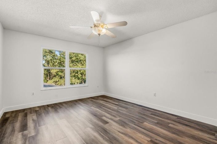 Image No.16-6 Bed Property for sale