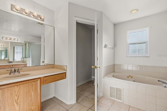 Image No.20-6 Bed Property for sale