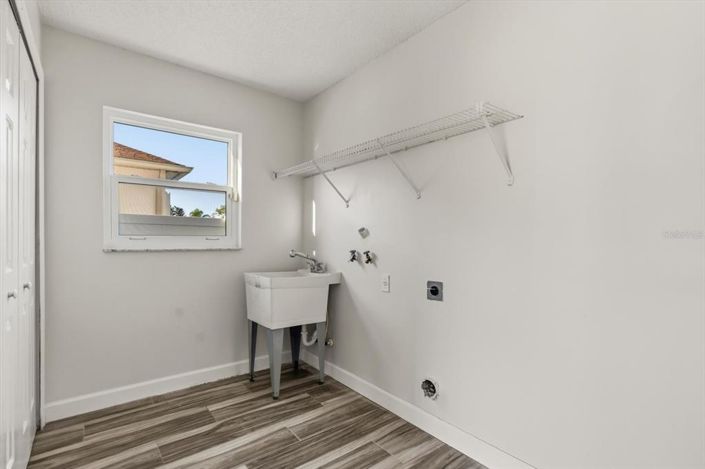 Image No.43-6 Bed Property for sale