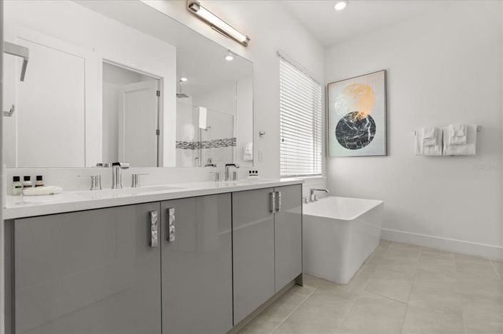 Image No.20-6 Bed Property for sale