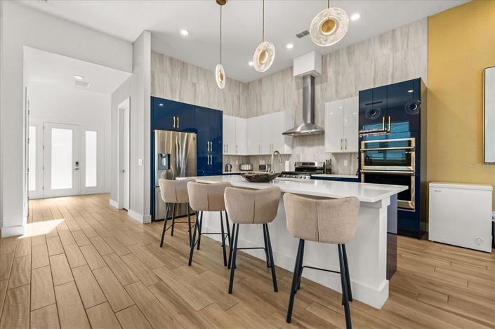 Image No.5-6 Bed Property for sale