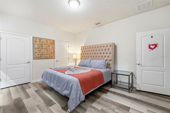 Image No.19-8 Bed Property for sale