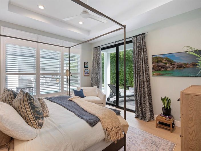 Image No.12-5 Bed Property for sale