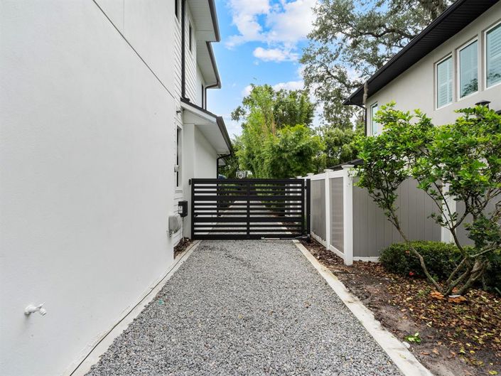 Image No.28-5 Bed Property for sale