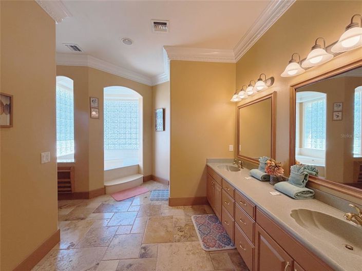 Image No.24-5 Bed Property for sale