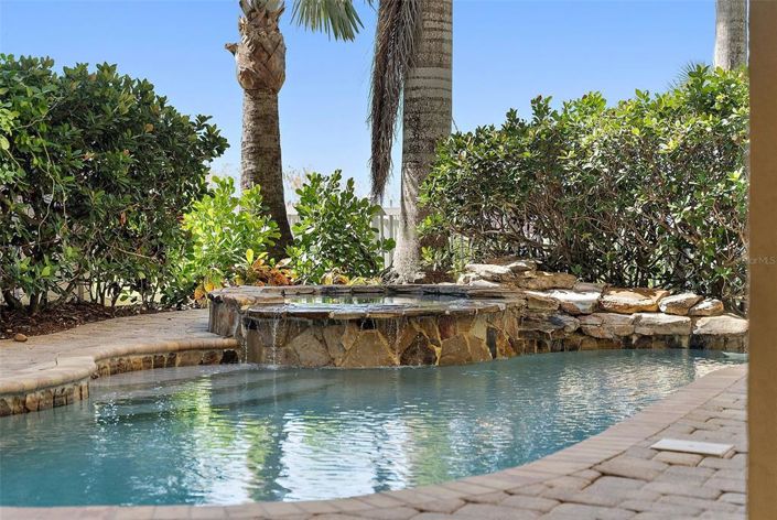 Image No.66-5 Bed Property for sale