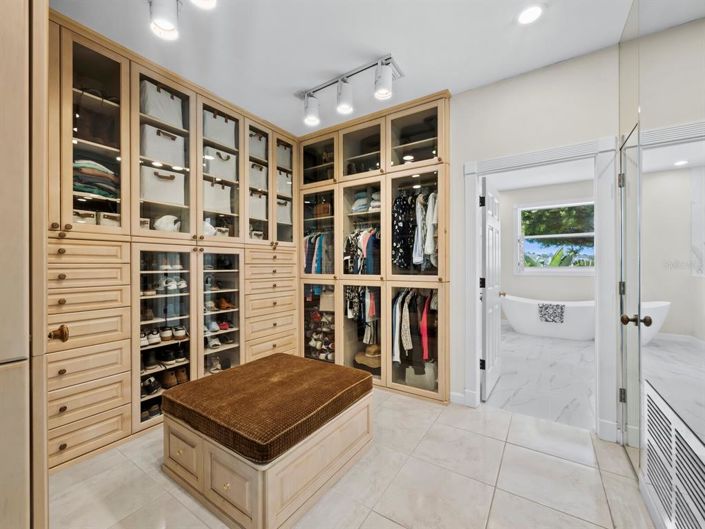 Image No.28-5 Bed Property for sale