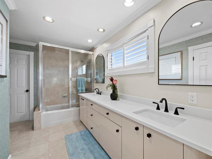 Image No.50-5 Bed Property for sale