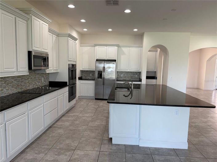 Image No.10-5 Bed Property for sale