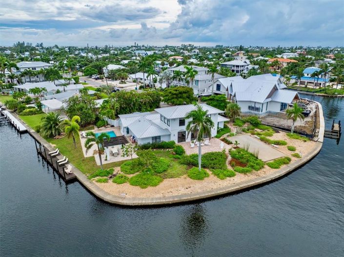 Image No.4-4 Bed Property for sale