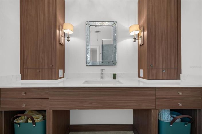 Image No.57-4 Bed Property for sale