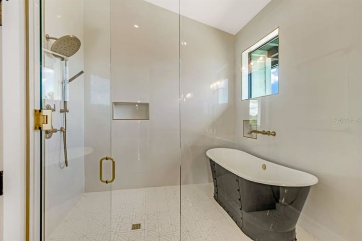 Image No.19-6 Bed Property for sale