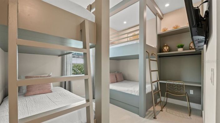 Image No.24-6 Bed Property for sale