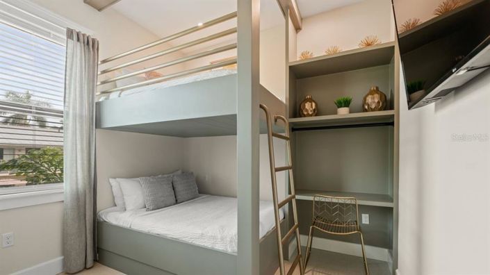 Image No.25-6 Bed Property for sale