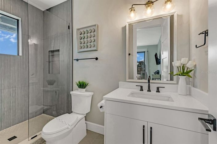 Image No.26-6 Bed Property for sale