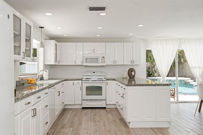 Image No.10-4 Bed Property for sale