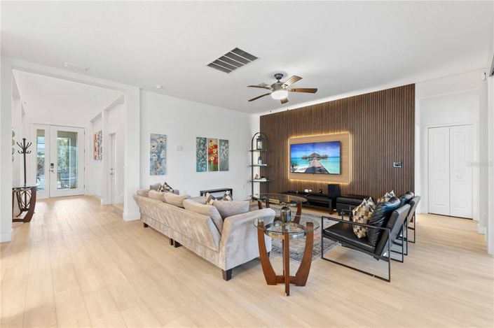 Image No.5-6 Bed Property for sale