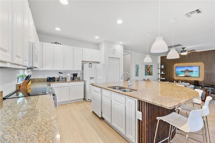 Image No.6-6 Bed Property for sale