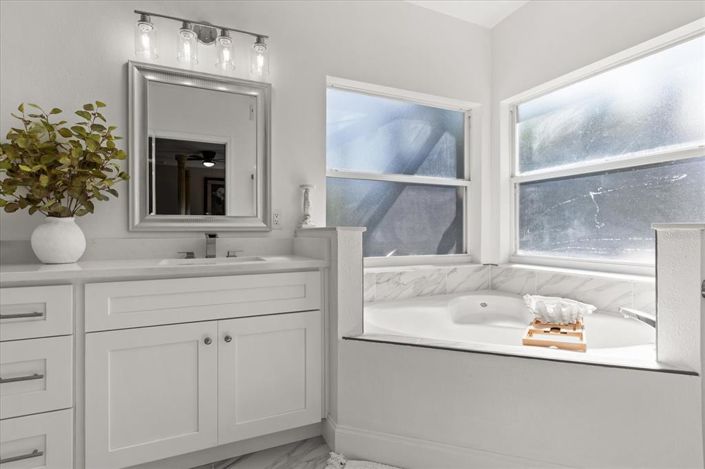 Image No.12-6 Bed Property for sale