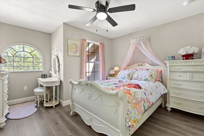 Image No.17-6 Bed Property for sale