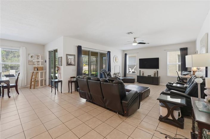 Image No.18-6 Bed Property for sale