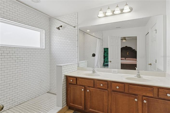 Image No.32-6 Bed Property for sale