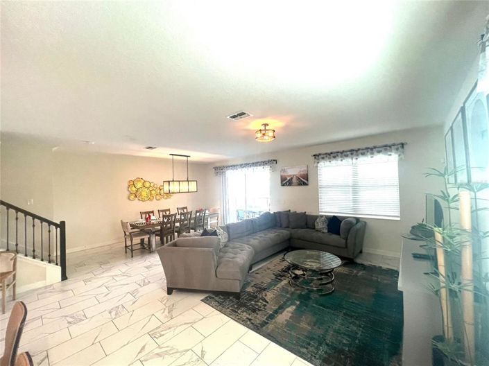 Image No.9-8 Bed Property for sale