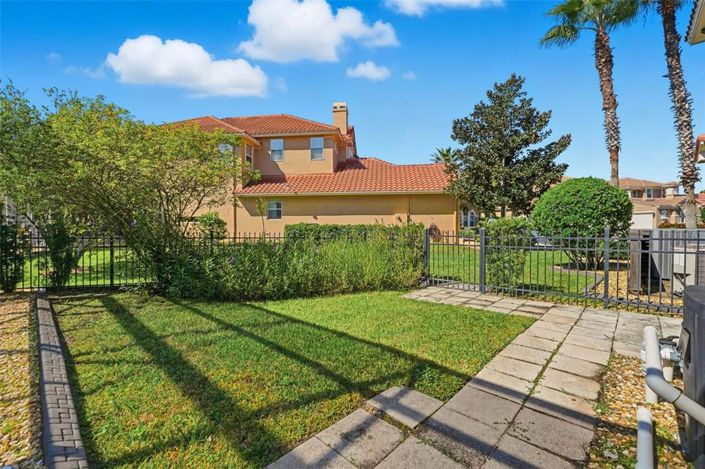 Image No.12-6 Bed Property for sale