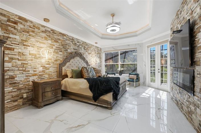 Image No.44-6 Bed Property for sale