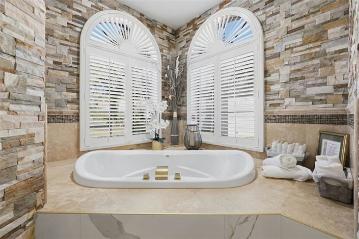 Image No.48-6 Bed Property for sale