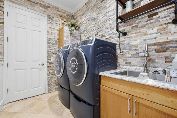 Image No.65-6 Bed Property for sale