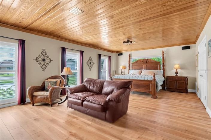 Image No.17-4 Bed Property for sale