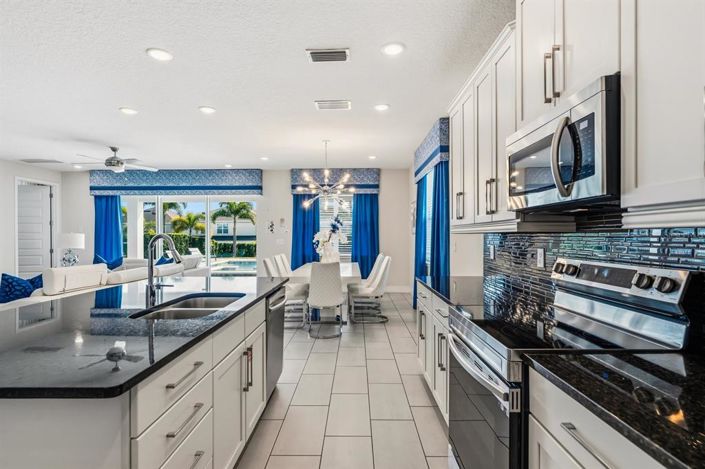 Image No.10-8 Bed Property for sale