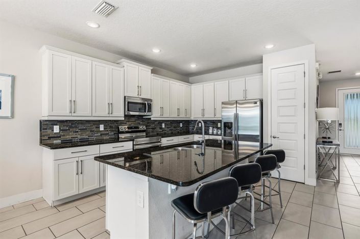 Image No.8-8 Bed Property for sale