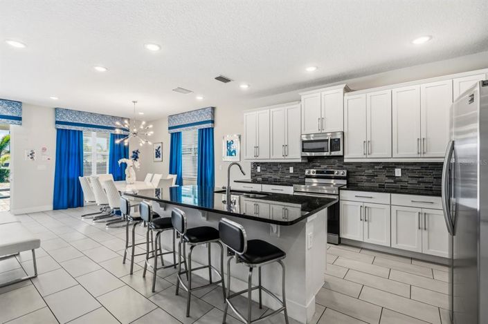 Image No.9-8 Bed Property for sale