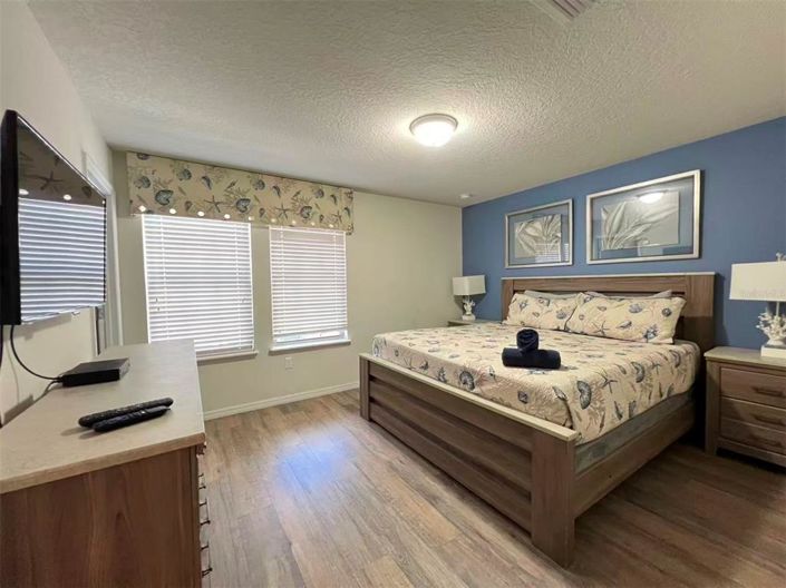 Image No.12-8 Bed Property for sale