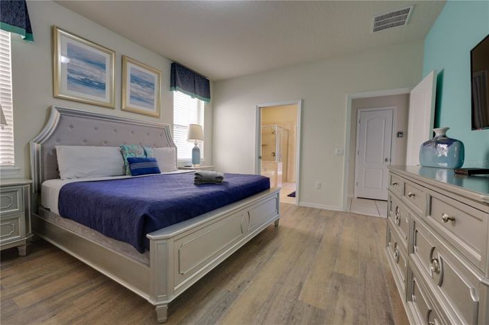 Image No.8-8 Bed Property for sale