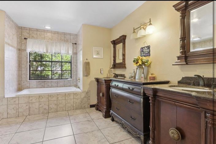 Image No.20-4 Bed Property for sale