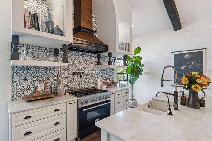 Image No.17-5 Bed Property for sale